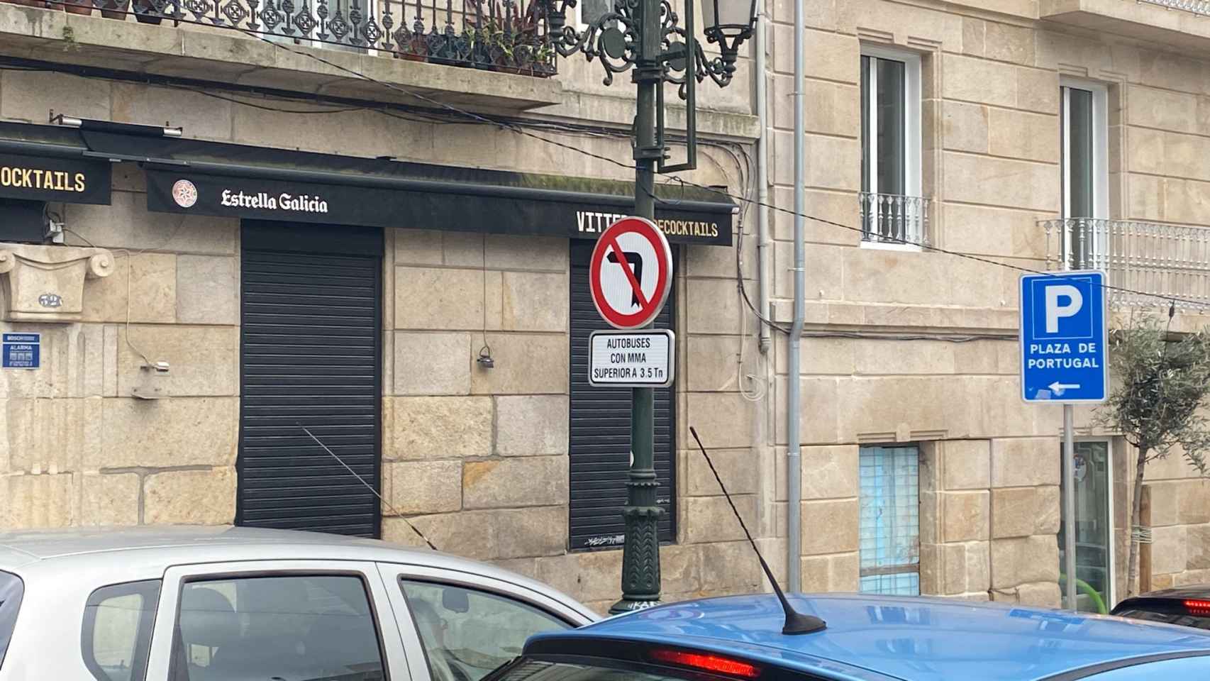 Señal de tráfico instalada en Alfonso XIII, en Vigo, para impedir el giro de los autobuses en Cervantes.