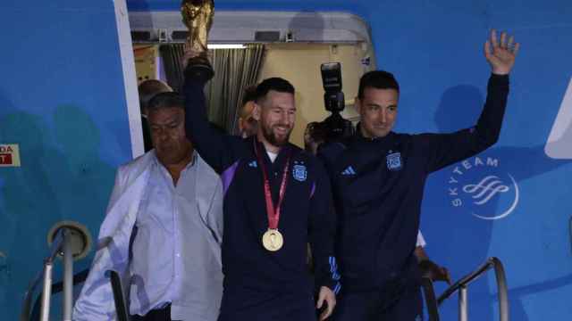 Messi y Scaloni aterrizan en Buenos Aires con la Copa del Mundo