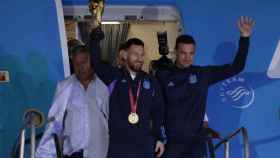 Messi y Scaloni aterrizan en Buenos Aires con la Copa del Mundo