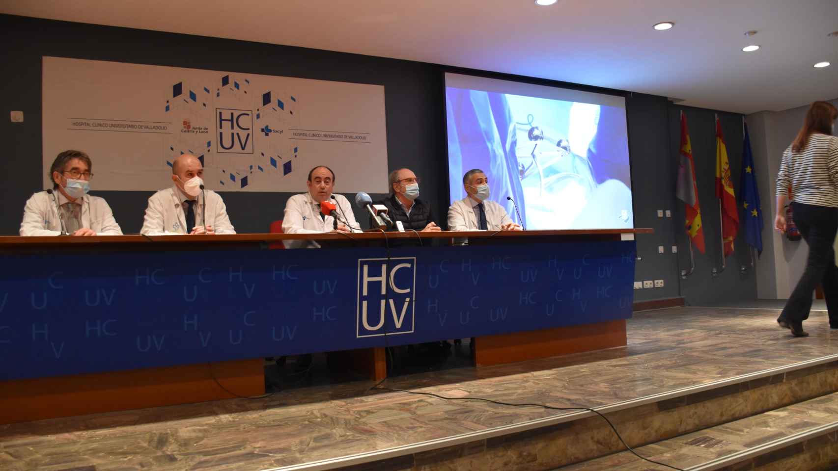 El equipo quirúrgico coordinado por el jefe del Servicio de Cirugía Ortopédica y Traumatología del Hospital Clínico Universitario de Valladolid, el doctor David Noriega