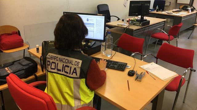 Una agente de la UFAM de la Policía Nacional, en una foto de archivo.