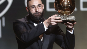 Karim Benzema, con el Balón de Oro.