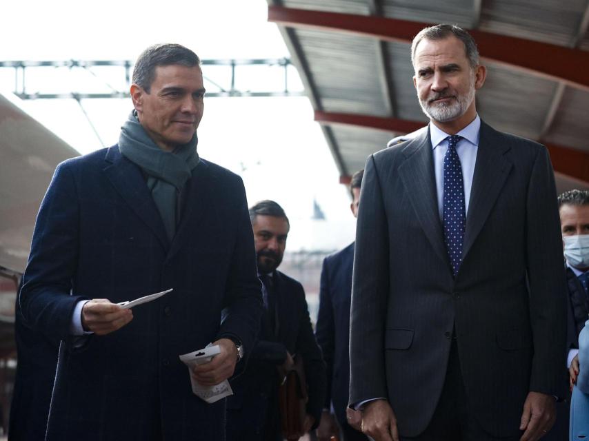 Pedro Sánchez adelanta a Felipe VI en la estación de Chamartín.