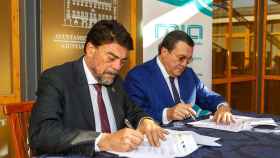 El alcalde Luis Barcala y Antonio Arias por la UTE MIA, en la firma del contrato de movilidad.