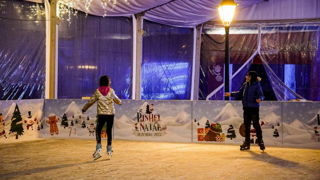 Diversión en la pista de hielo instalada para Navidad en Pinhel