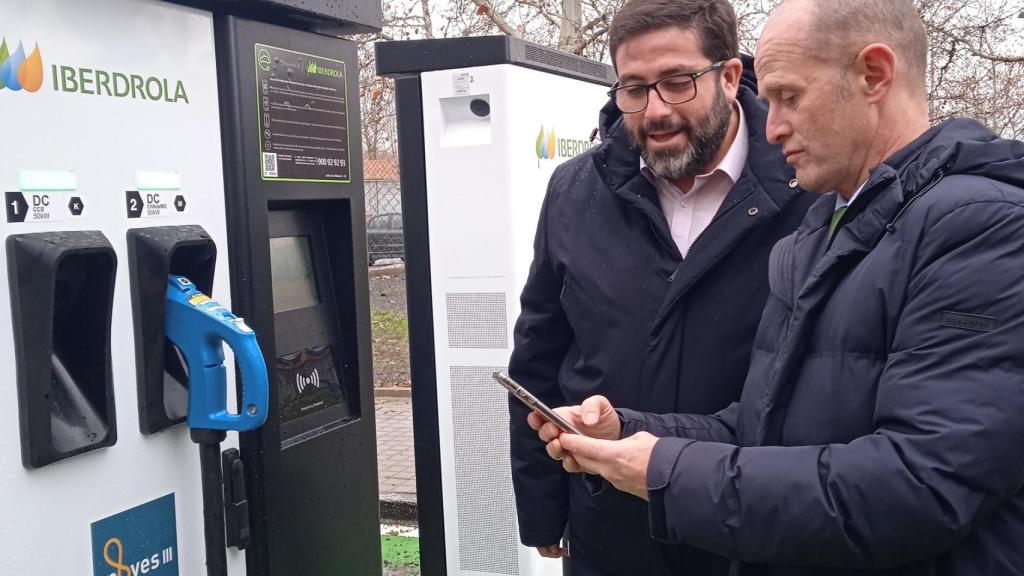 El alcalde de Ávila y el delegado de Iberdrola en Castilla y León en el punto de recarga de Iberdrola