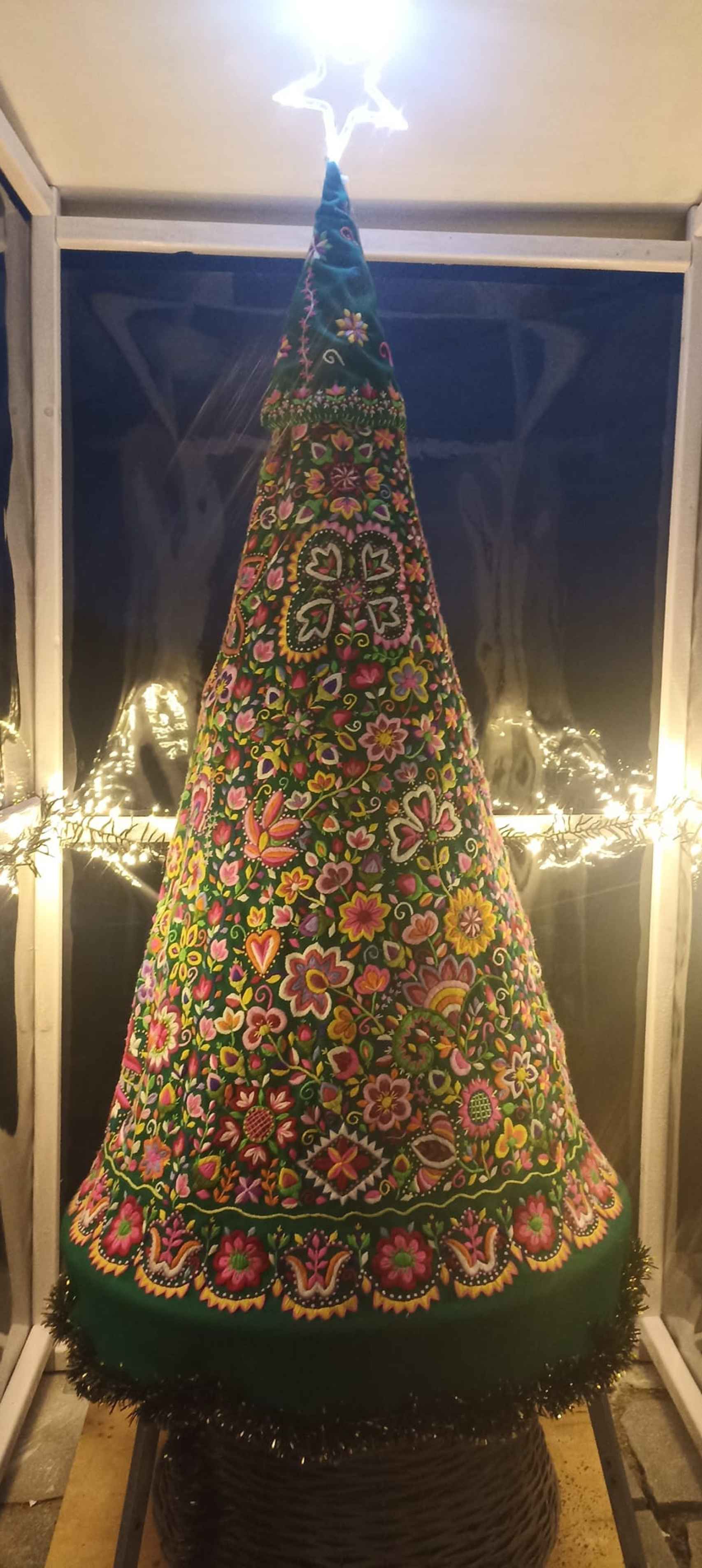 Árbol de Navidad hecho con bordado carbajalino