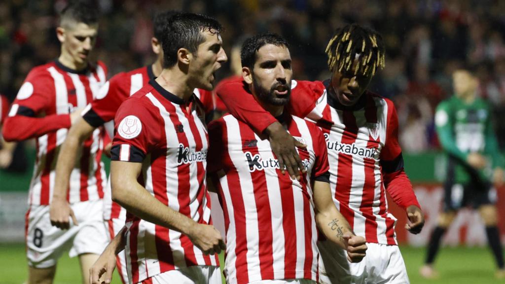 Los jugadores del Athletic Club Daniel Vivian y Nico Williams felicitan a Raúl García su gol en la Copa del Rey 2022/2023