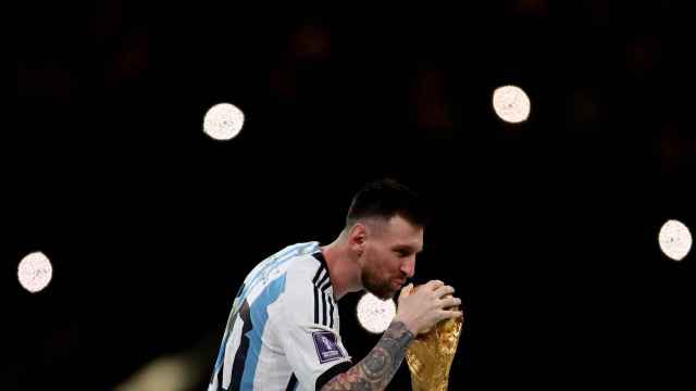 Leo Messi besa la Copa del Mundo