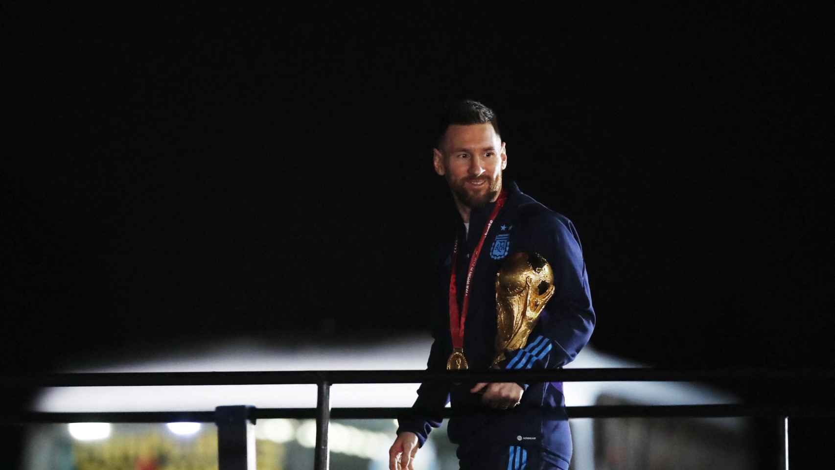 Messi aterrizando con la Copa del Mundo en Buenos Aires
