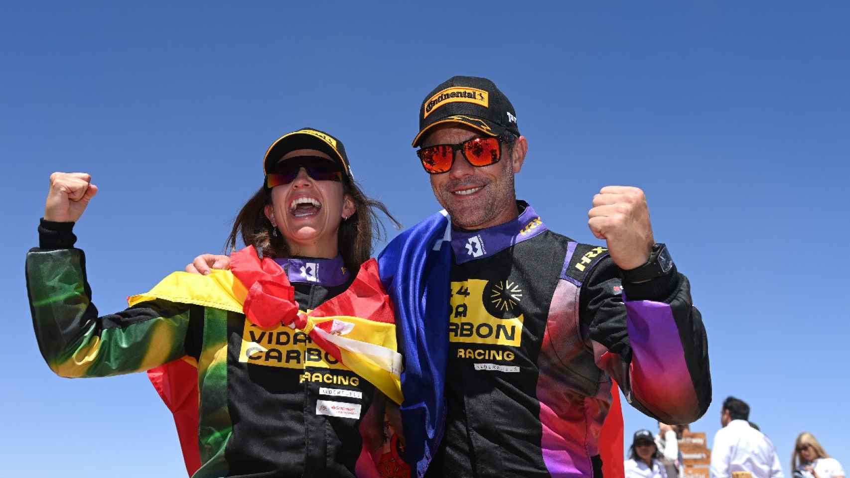 Cristina Gutiérrez y Sebastien Loeb celebran su victoria en la Extreme-E