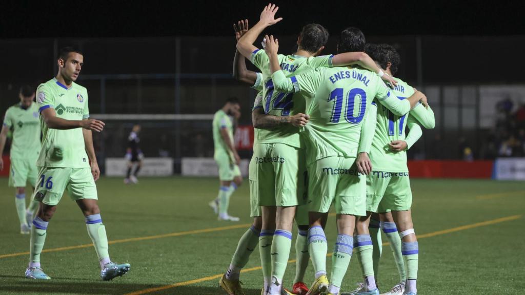 Piña de los jugadores del Getafe para celebrar un gol de Munir ante el Diocesano