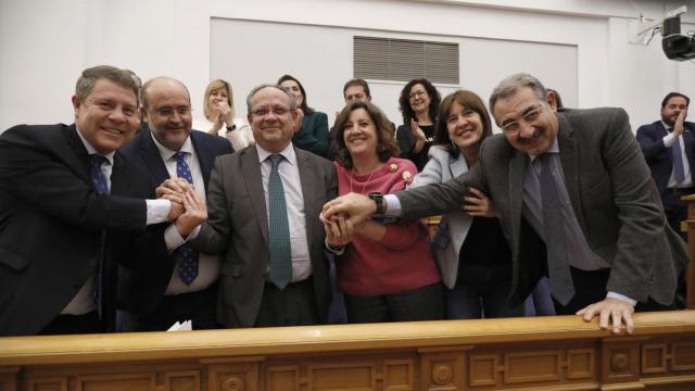 Parlamentarios socialistas celebrando la aprobación de los presupuestos. Foto: Cortes CLM.