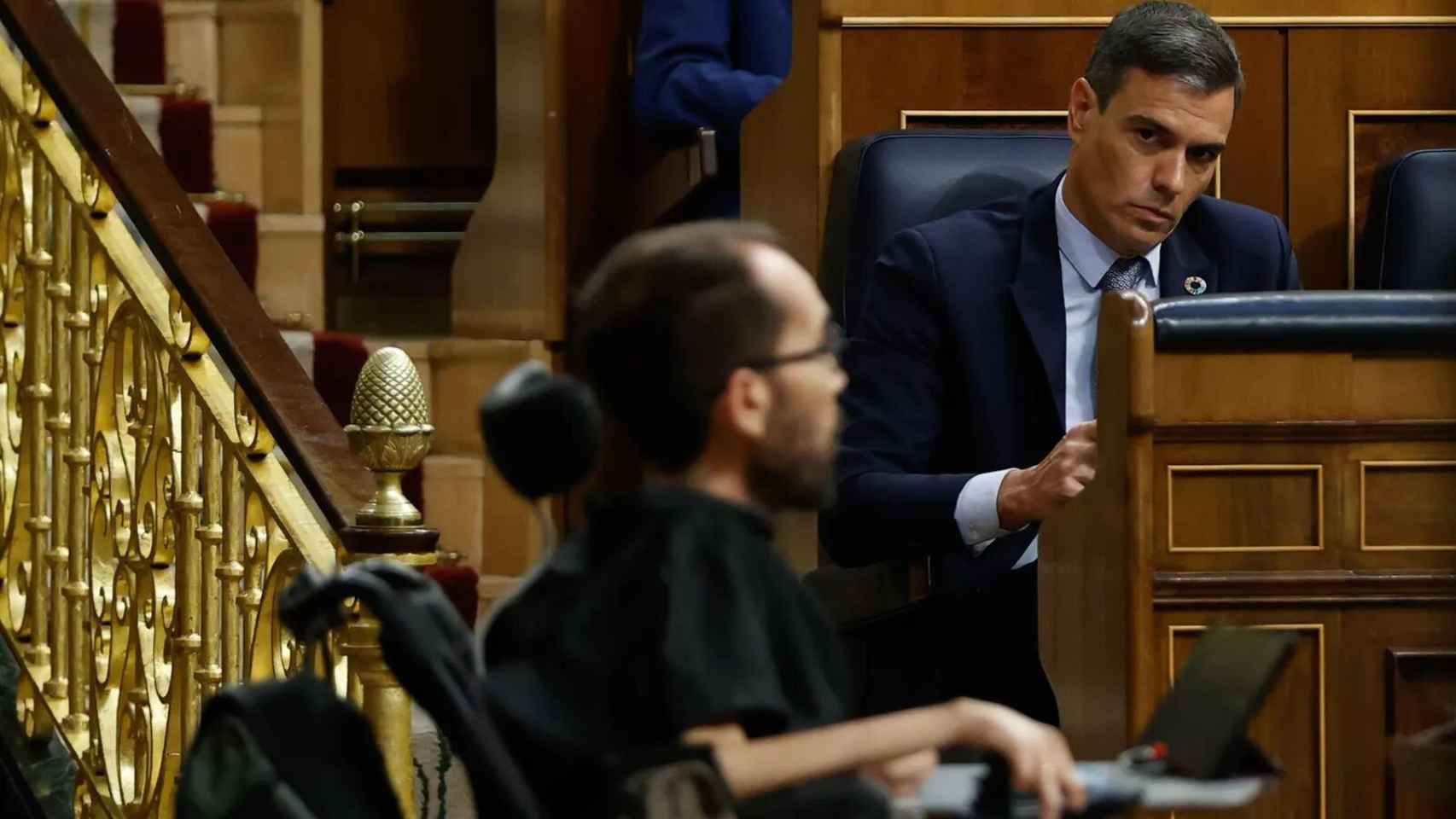 Pablo Echenique, portavoz de Unidas Podemos, ante Pedro Sánchez, presidente del Gobierno, en el Congreso.