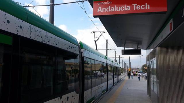 Uno de los trenes del Metro de Málaga, parado en una de las estaciones en superficie del trazado de la Universidad.