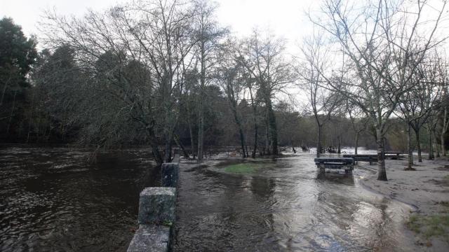 Campo inundado por el desbordamiento del río Tea, a 20 de diciembre de 2022, en Mondariz.