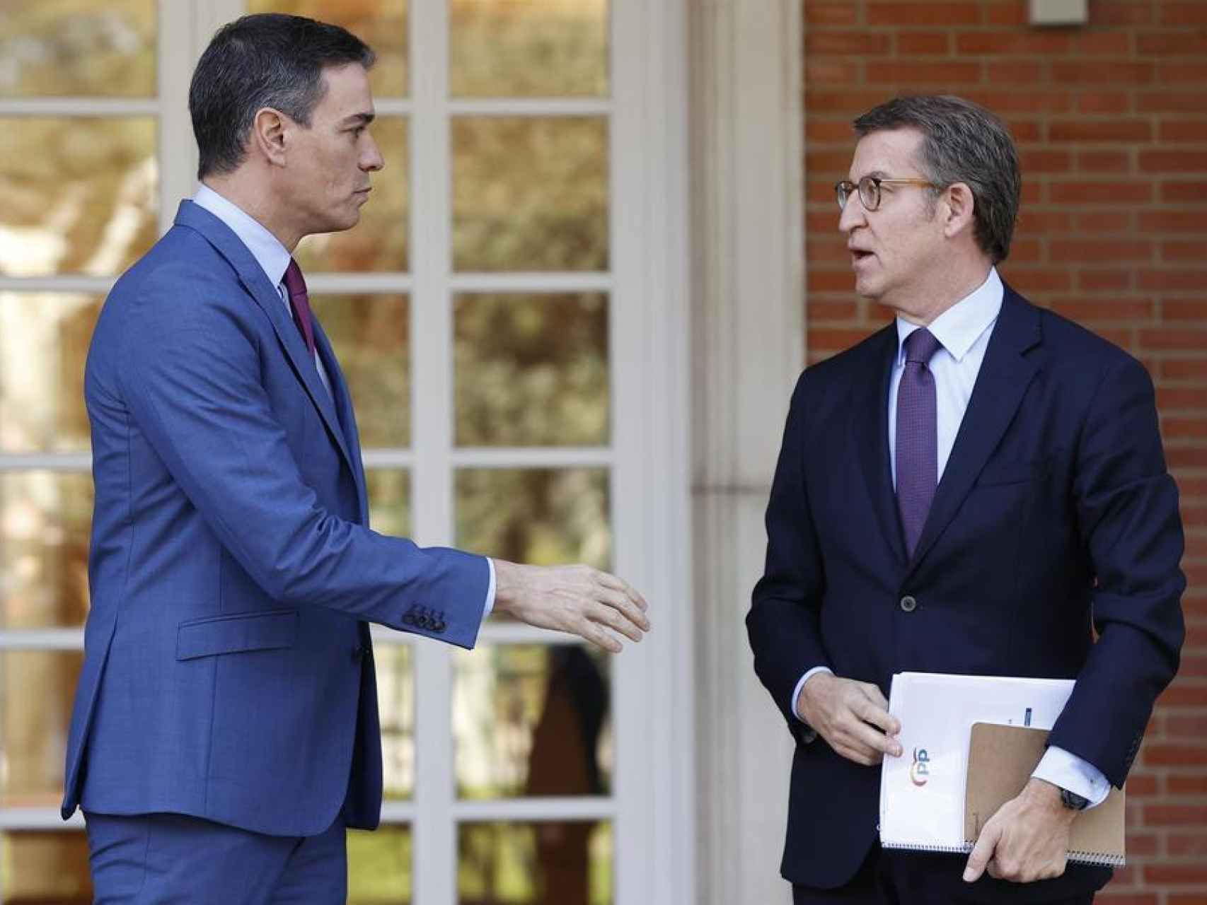 Pedro Sánchez y Alberto Núñez Feijóo, en la recepción de abril en Moncloa.