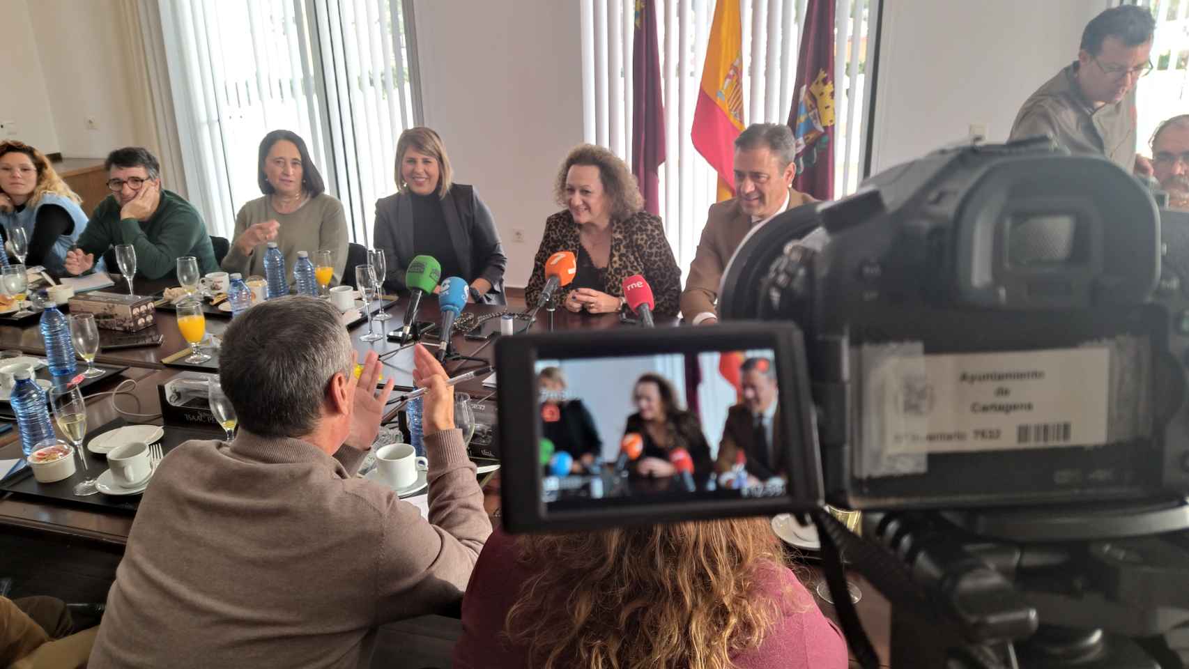 La alcaldesa de Cartagena, la presidenta de la Autoridad Portuaria y el consejero de Presidencia, este miércoles, durante la rueda de prensa ofrecida en el antiguo club de regatas.