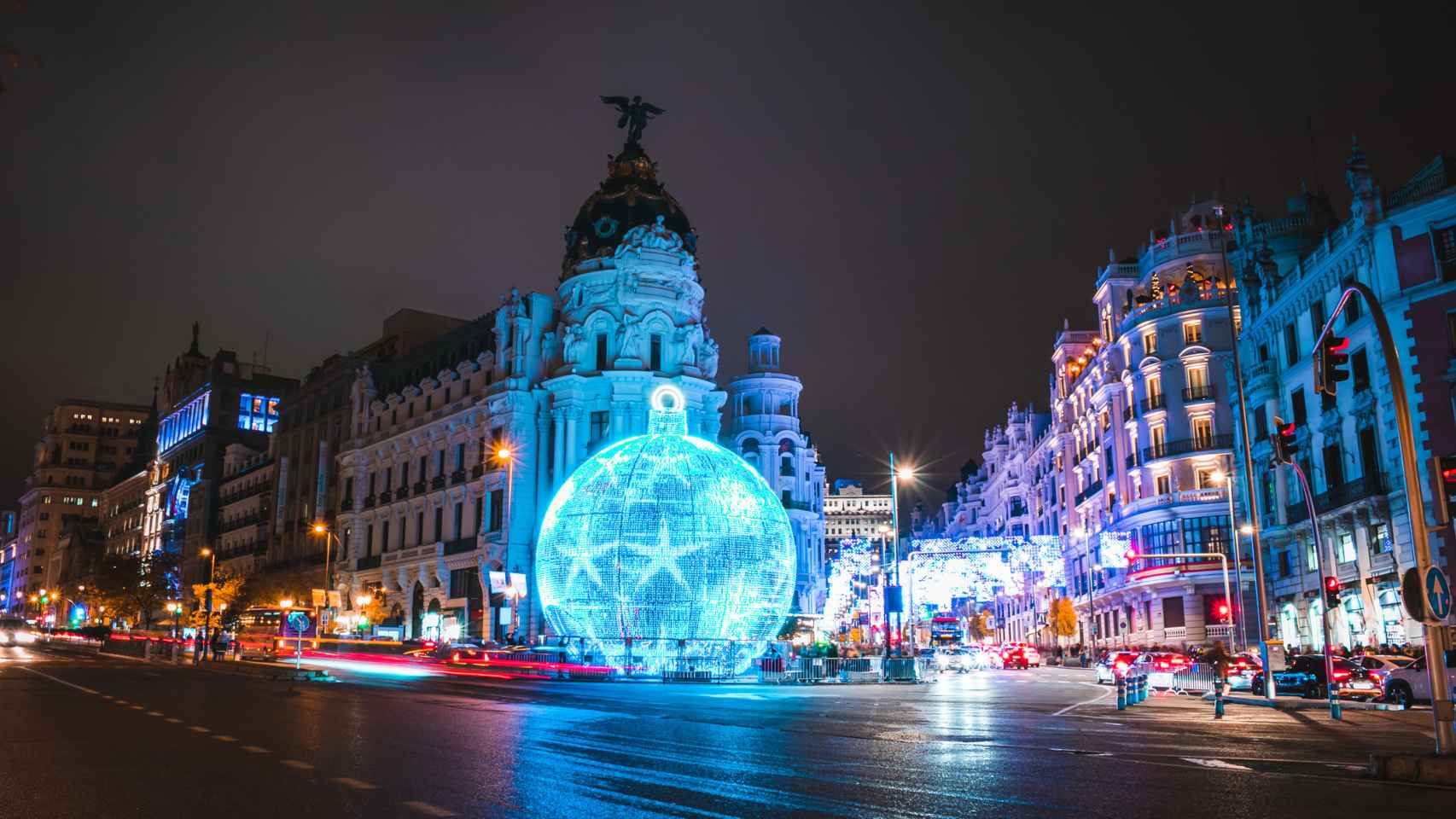 Decoraciones navideñas en la Gran Vía de Madrid (España)