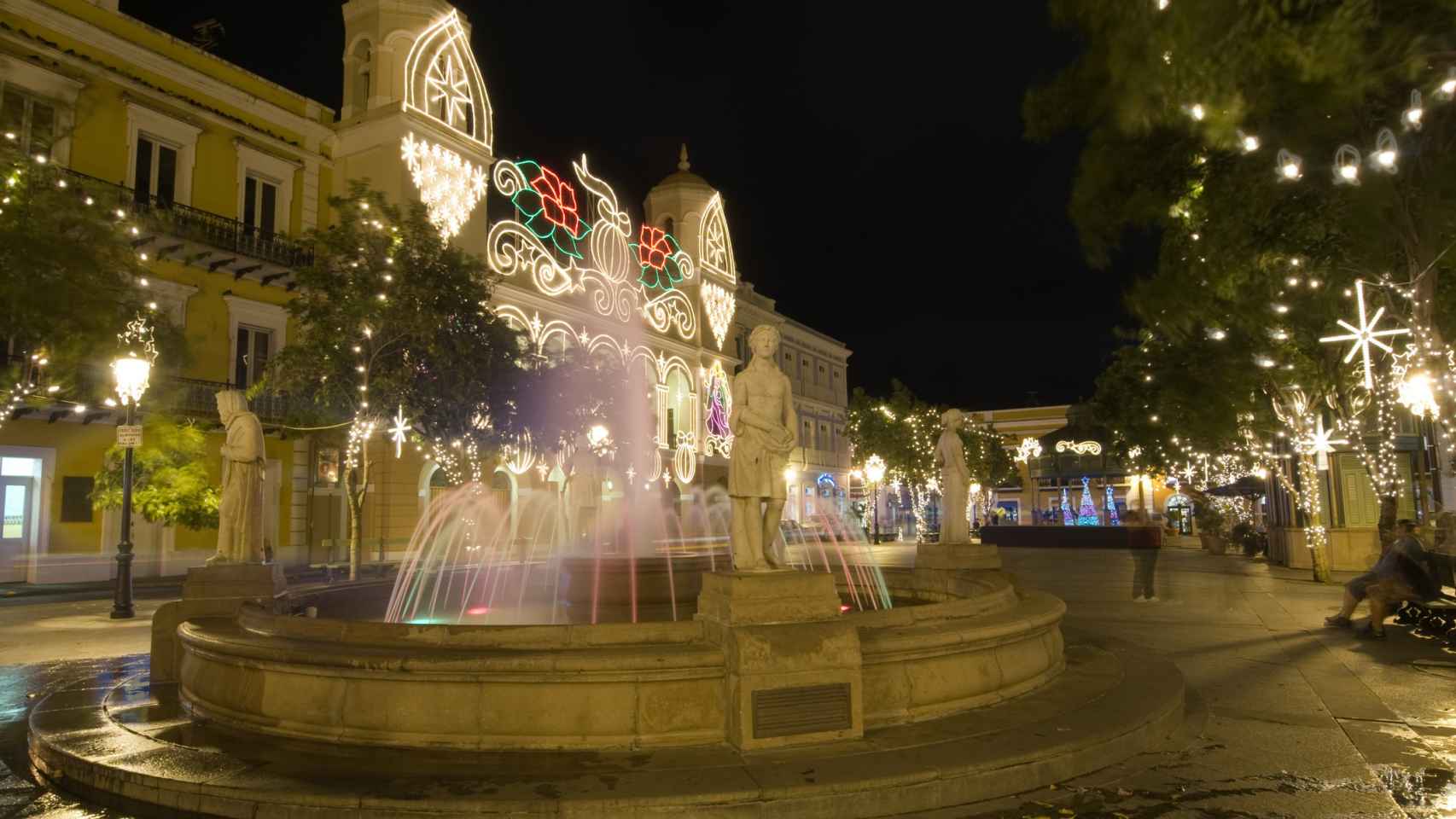Plaza de Armas del Viejo San Juan (Puerto Rico) durante las navidades