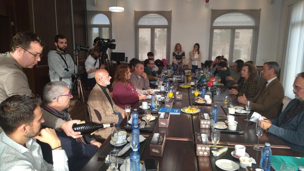 Periodista de los distintos medios de comunicación que han asistido al desayuno informativo, este miércoles, en el antiguo club de regatas del Puerto de Cartagena.