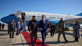 Zelenski llega a Washington, donde ha sido recibido nada más aterrizar por el jefe de protocolo de EEUU, Rufus Gifford.
