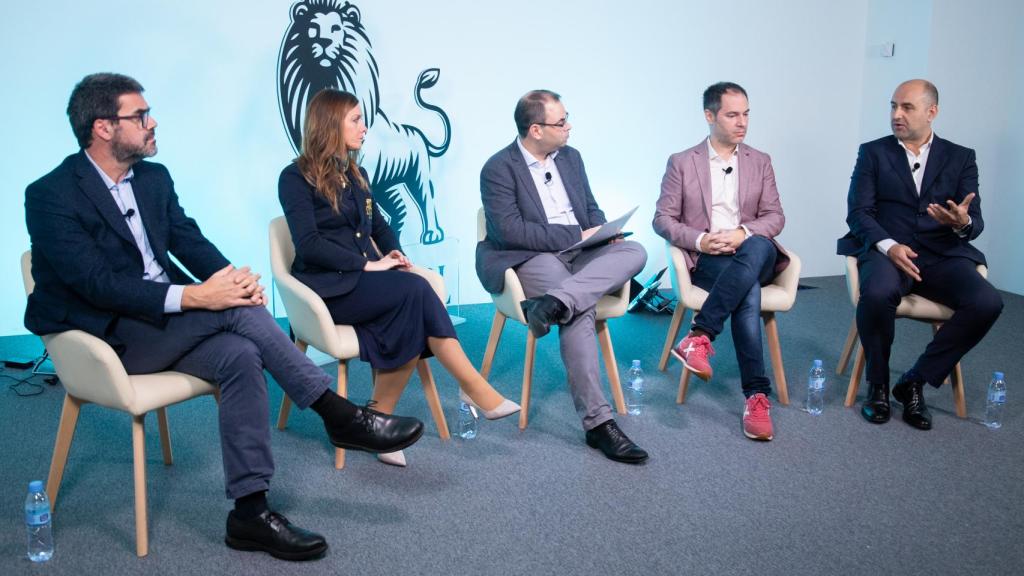 De izquierda a derecha, Emili Pascual (Banco Sabadell), Silvia Hernández (Microsoft), Alfonso Muñoz (EL ESPAÑOL-Invertia), Albert Pareja ( CaixaBank Tech) y Leandro Hermida (Ibercaja), en el evento 'Experiencia de empleado para lograr la excelencia en la experiencia de cliente' organizado por EL ESPAÑOL-Invertia junto a Microsoft.