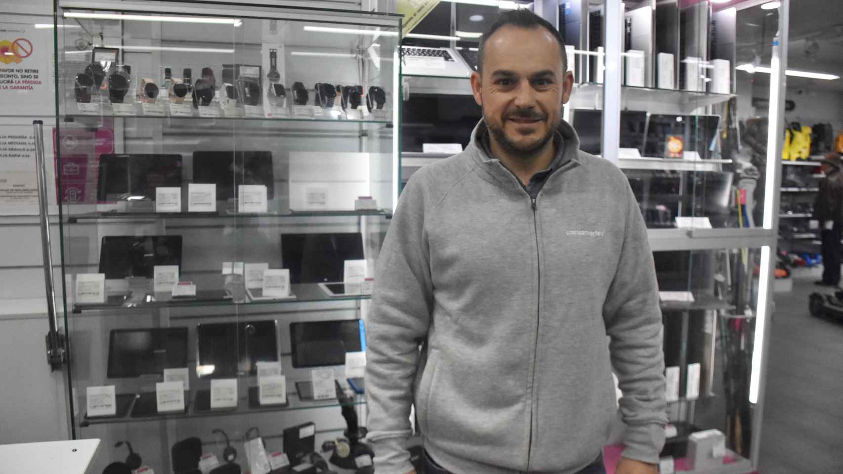 Jacobo, jefe de tienda de Cash Converters en la calle Gamazo de Valladolid
