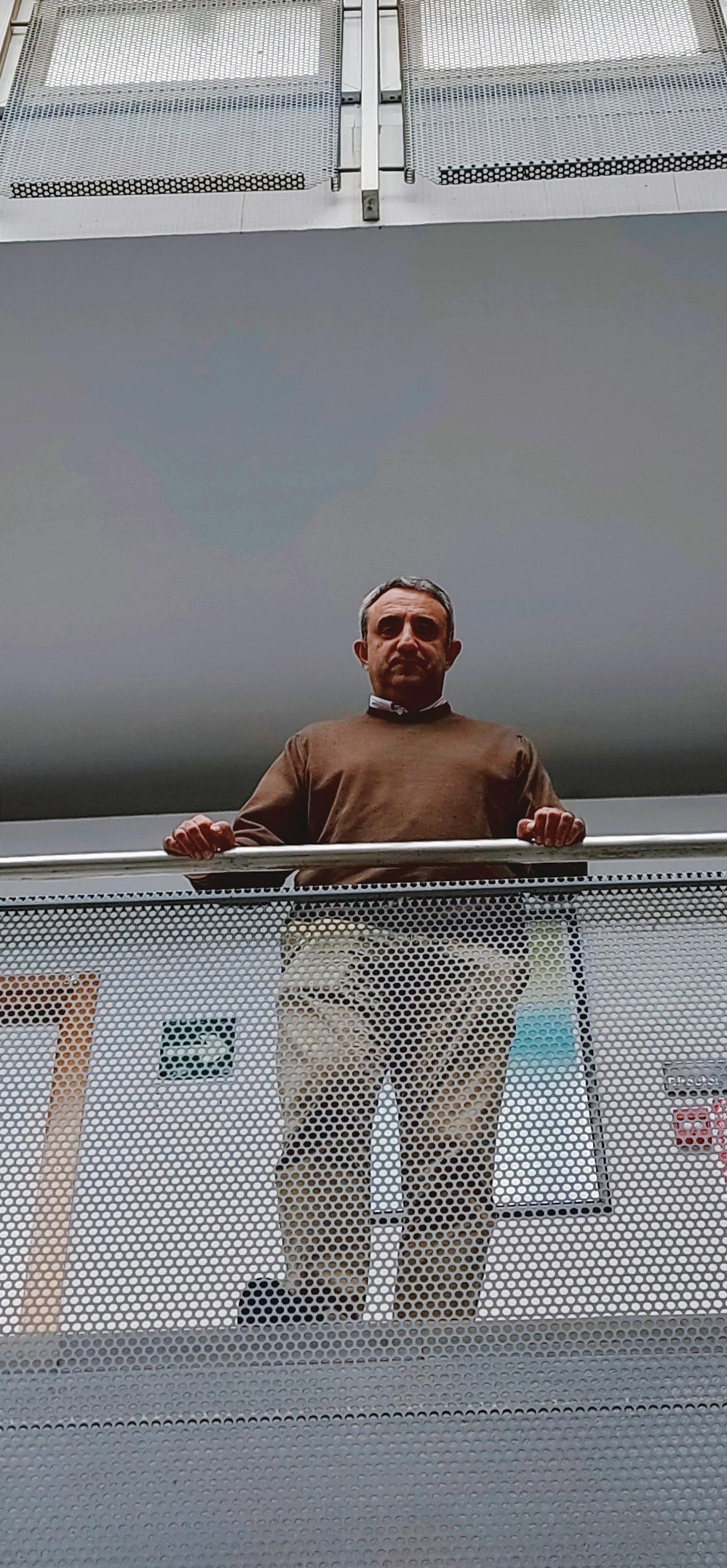 Riesco, posa en el interior del Centro Meteorológico de Málaga.
