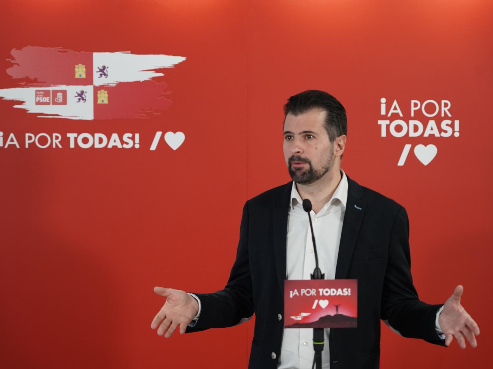 El dirigente socialista, Luis Tudanca, interviene en un encuentro con la prensa en Valladolid, este miércoles.