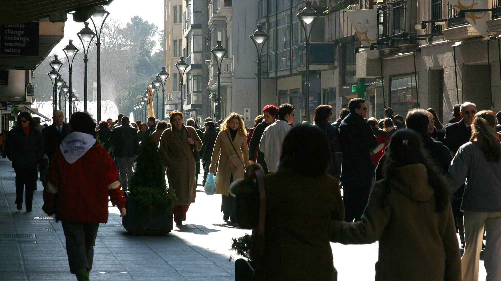 Gente paseando por la calle Santiago de Valladolid