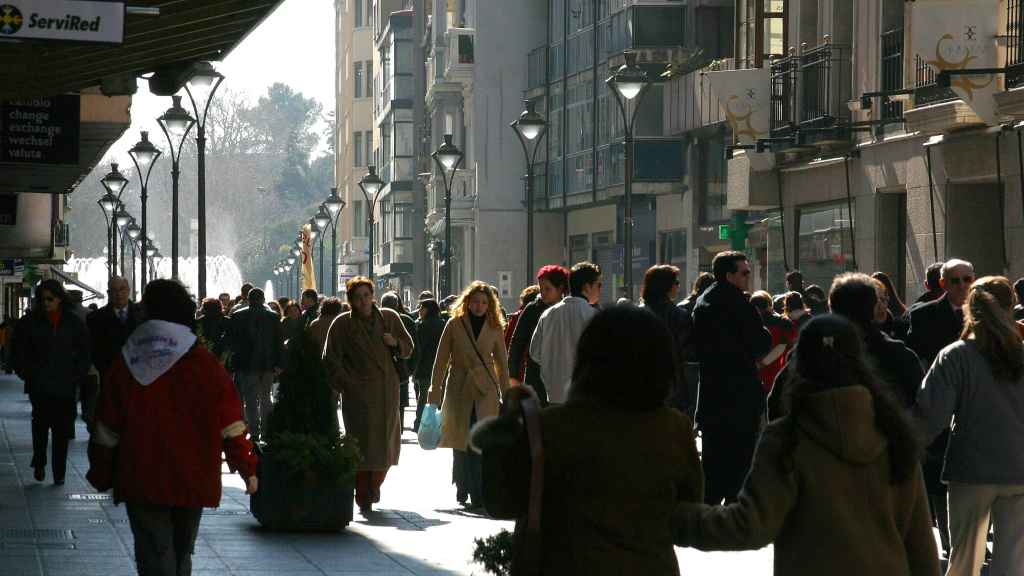 Gente paseando por la calle Santiago de Valladolid