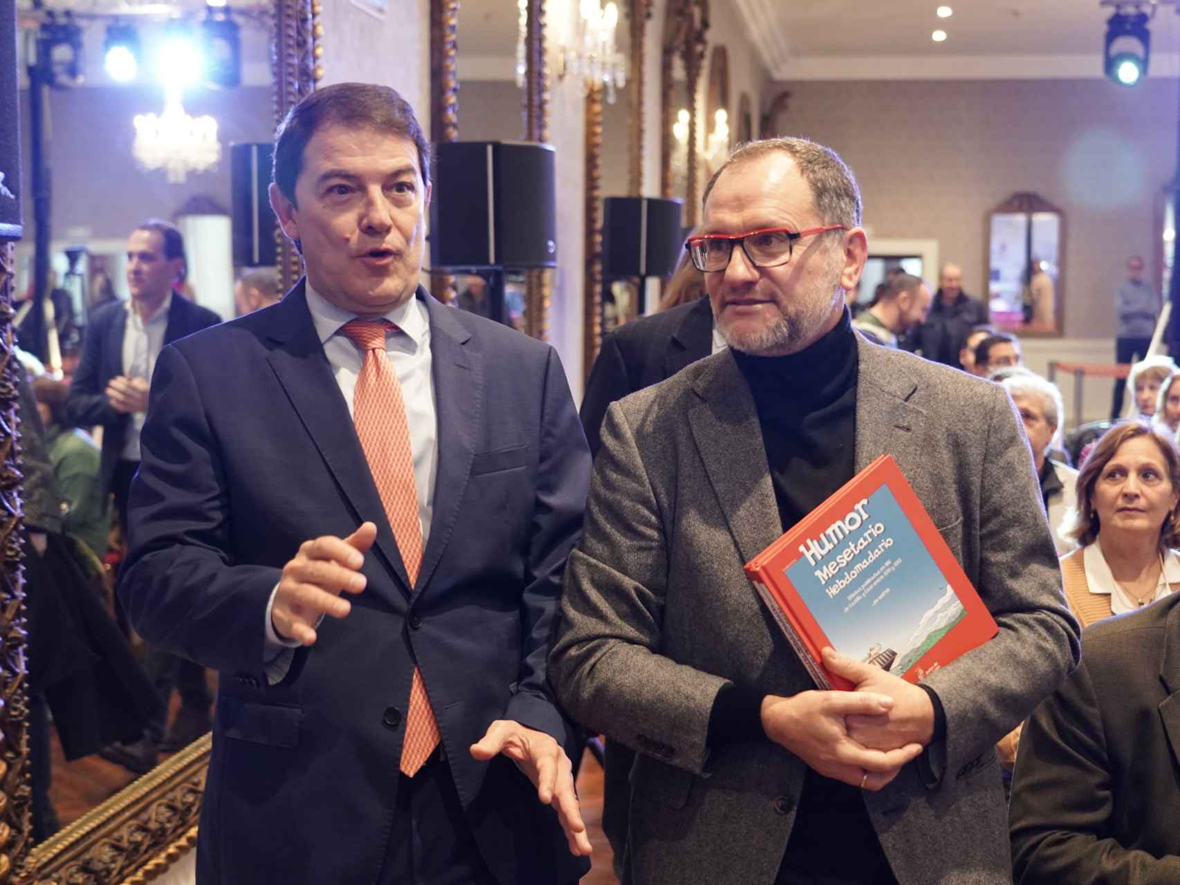 El presidente de la Junta, Alfonso Fernández Mañueco, y el humorista José María Nieto, durante la presentación del libro del segundo, este miércoles.