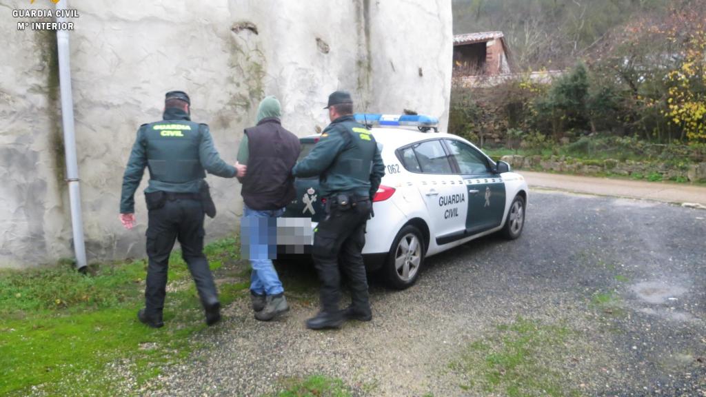 La Guardia Civil en el momento de la detención del presunto autor de robos en una vivienda