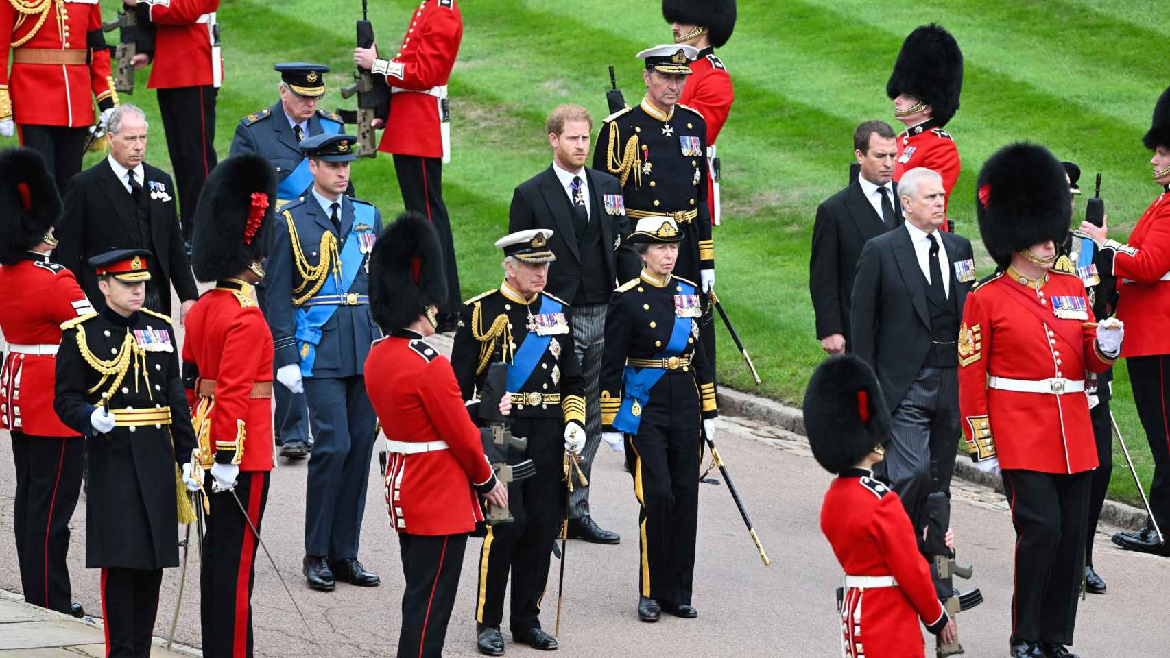 La Familia Real británica en el cortejo fúnebre de la reina Isabel II.