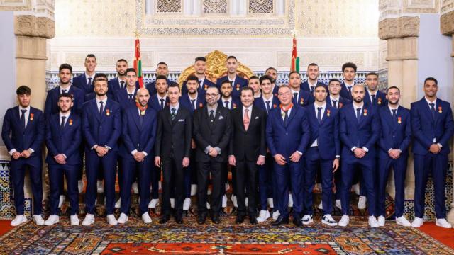 Moulay Hassan junto a su padre, su tío y los futbolistas de la Selección de Marruecos.