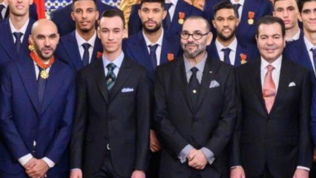 Moulay Hassan junto a su padre, su tío y los futbolistas de la Selección de Marruecos.