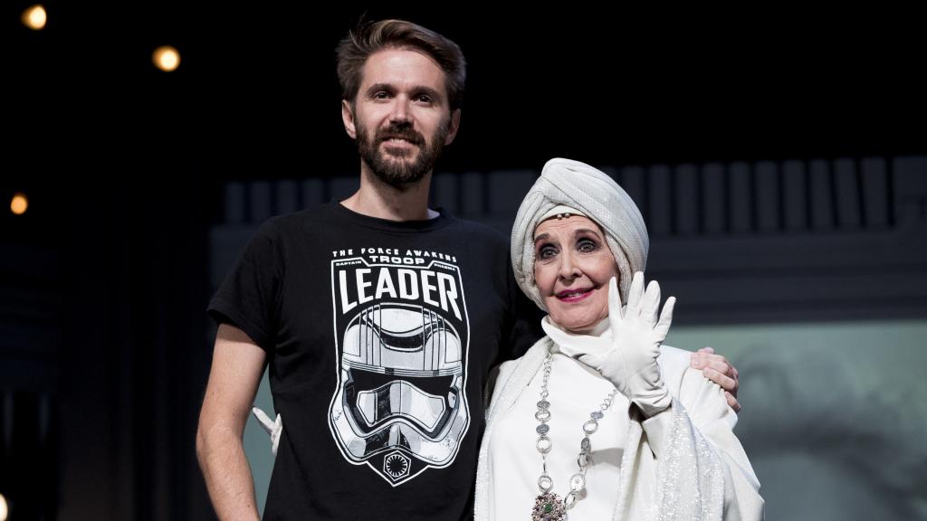 Concha Velasco junto a su hijo Manuel en una de sus últimas actuaciones teatrales.