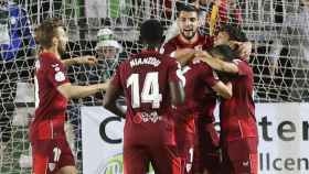 Piña de los jugadores del Sevilla para celebrar un gol en la Copa del Rey 2022/2023
