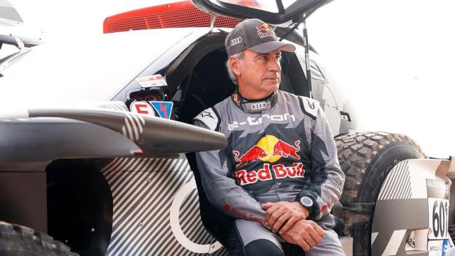 Carlos Sainz junto a su Audi RS Q-etron E2