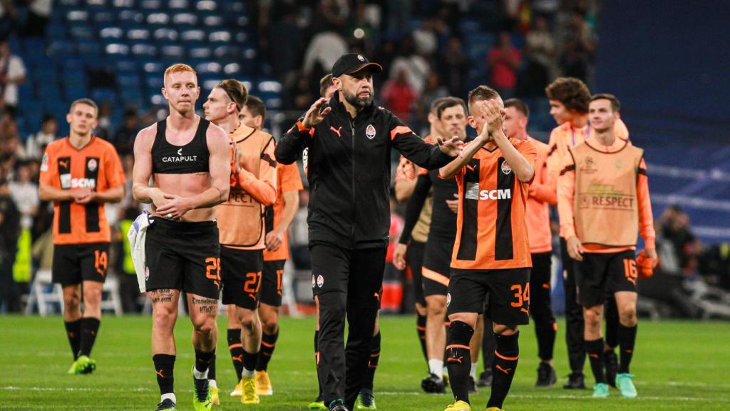 Igor Jovecevic y los jugadores del Shakhtar Donetsk después de jugar en el Santiago Bernabéu en la 2022/2023