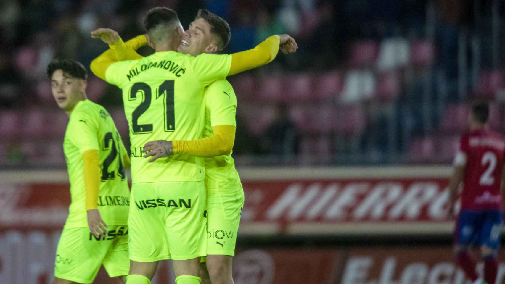 Piña de los jugadores del Sporting de Gijón para celebrar un gol de Uros MIlovanovic ante el Numancia