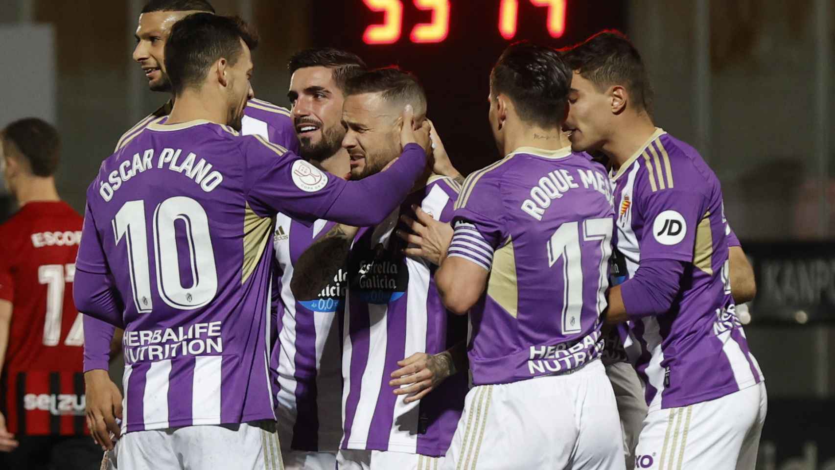 Los jugadores del Valladolid, celebrando un gol ante el Arenas