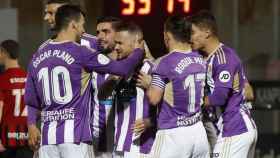 Piña de los jugadores del Real Valladolid para celebrar un gol en la Copa del Rey 2022/2023