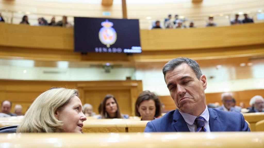 La ministra Nadia Calviño y el presidente Pedro Sánchez, este miércoles durante el debate en el Senado.