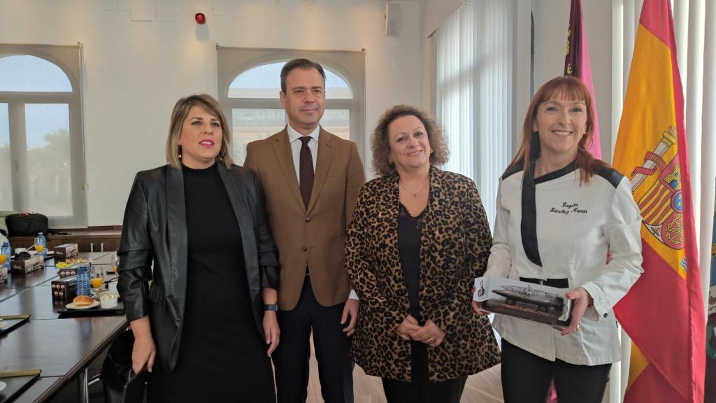 La alcaldesa de Cartagena, Noelia Arroyo, el consejero de Presidencia, Marcos Ortuño, la presidenta de la Autoridad Portuaria, Yolanda Muñoz, y la CEO de la Confitería San Vicente, Begoña Sánchez.