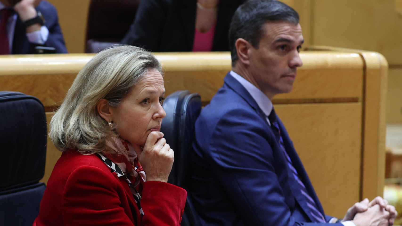 Nadia Calviño, vicepresidenta y ministra de Asuntos Económicos, y Pedro Sánchez, presidente del Gobierno, durante el pleno del Senado del miércoles.