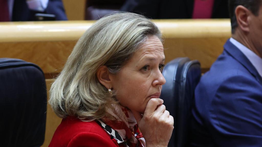 Nadia Calviño, vicepresidenta y ministra de Asuntos Económicos, y Pedro Sánchez, presidente del Gobierno, durante el pleno del Senado del miércoles.