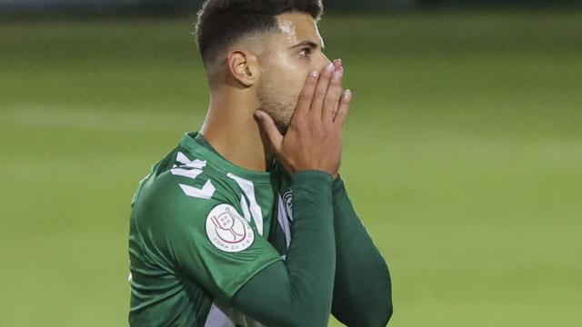 Machuca, jugador del Juventud Torremolinos, se lamenta durante el partido contra el Sevilla.