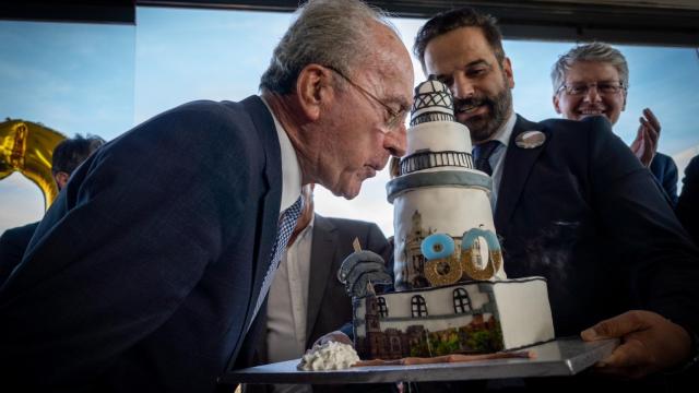 Francisco de la Torre, en el momento en que sopla las velas por su 80 cumpleaños.